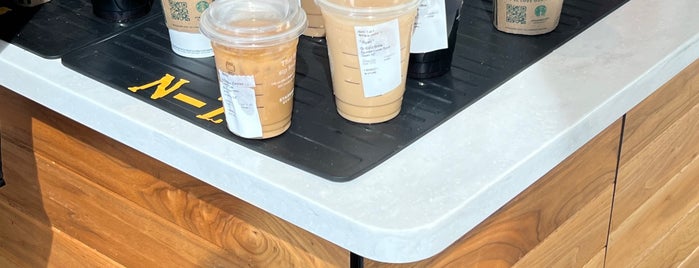 Starbucks is one of Locais curtidos por Samantha.