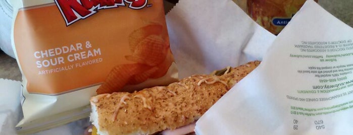 Subway is one of Locais curtidos por Justin.