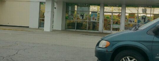 Dollar Tree is one of Tunisiaさんのお気に入りスポット.