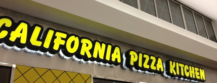 California Pizza Kitchen is one of Lugares favoritos de Mike.