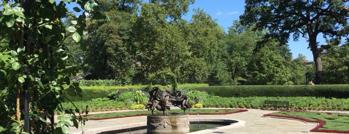 Center Fountain is one of Lugares favoritos de Scott.