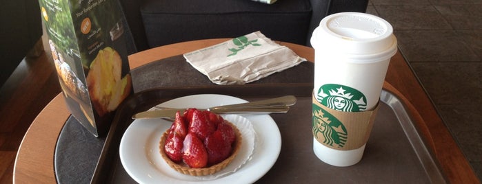 Starbucks is one of Queenさんの保存済みスポット.