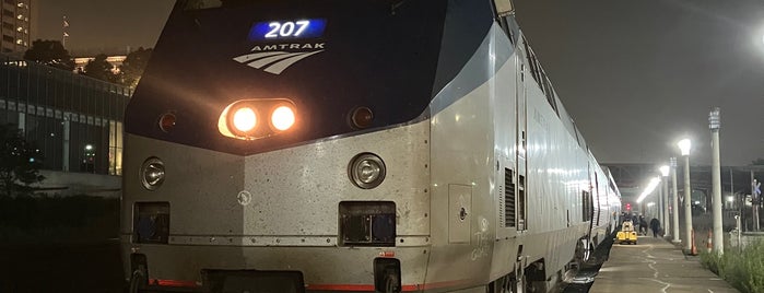 Amtrak - Cleveland Lakefront Station is one of Posti che sono piaciuti a Eric.