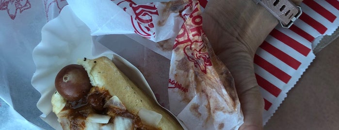 Portillo’s Hot Dogs is one of Lugares favoritos de Dick.