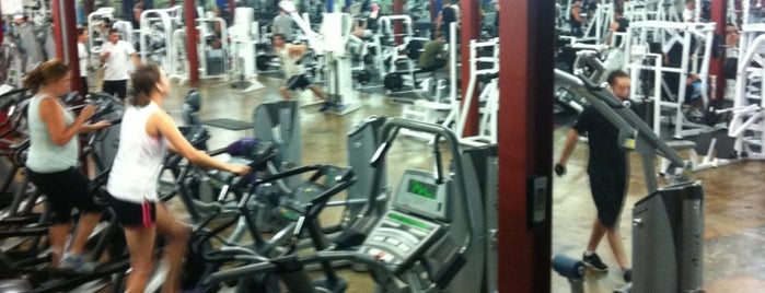 24 Hour Fitness is one of Lieux qui ont plu à PIC.