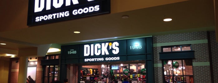 DICK'S Sporting Goods is one of Tempat yang Disukai Thomas.