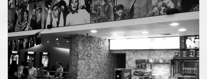 Cinema Devoto is one of สถานที่ที่ Alejandro ถูกใจ.