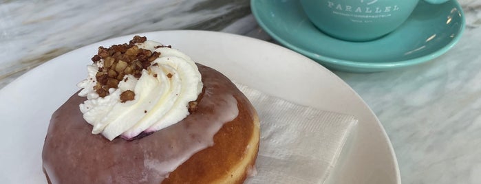 49th Parallel & Lucky's Doughnuts is one of Tempat yang Disukai Michelle.