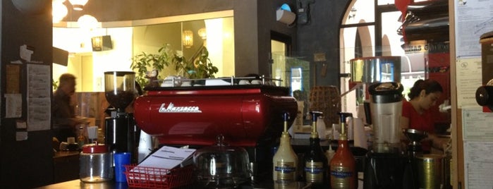 Café Cuatro Sombras is one of Locais curtidos por Ashok.
