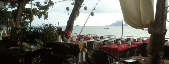 Longtail Boat Restaurant is one of สถานที่ที่บันทึกไว้ของ Hafi.
