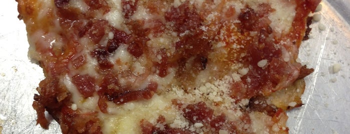 Pie Slingers Pizzeria is one of Snowy's hangouts:.