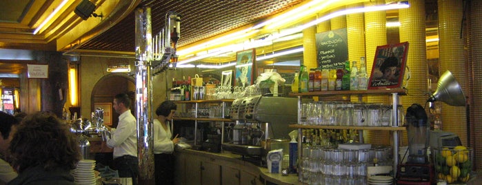 Café des Deux Moulins is one of Lugares cinéfilos.