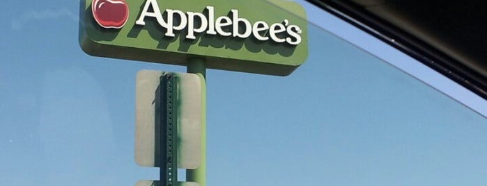 Applebee's Grill + Bar is one of สถานที่ที่ Chuck ถูกใจ.
