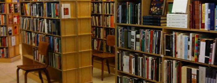 Seminary Co-op Bookstore is one of Orte, die Amanda gefallen.