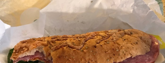 Subway is one of The 13 Best Places for Strawberry Kiwi in Chicago.