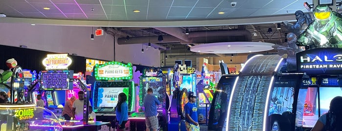 Dave & Buster's is one of Carloさんのお気に入りスポット.