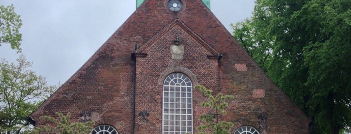 Nienstedtener Kirche is one of Tempat yang Disukai LF.
