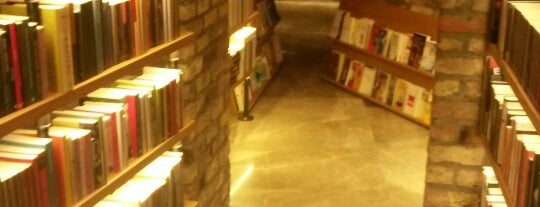 Minoa Bookstore & Café is one of Bi git gör la !.