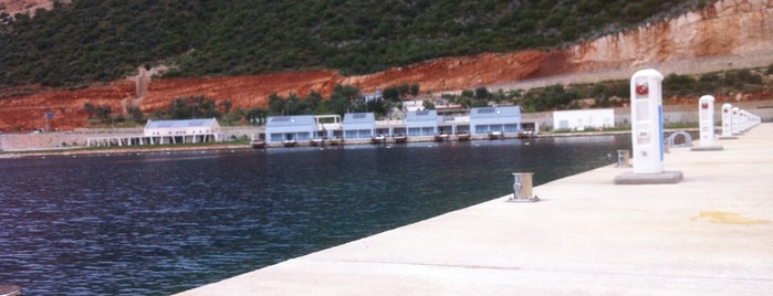 Kaş Marin Yacht Club is one of Orte, die Hasan gefallen.