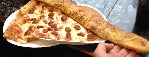 Goodfellas Pizzeria is one of Lugares favoritos de James.