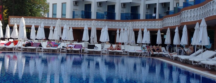 Grand Zaman Beach Hotel is one of Hakan'ın Beğendiği Mekanlar.