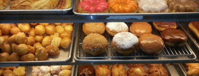 Bingo Donuts is one of Lieux qui ont plu à Kelsey.