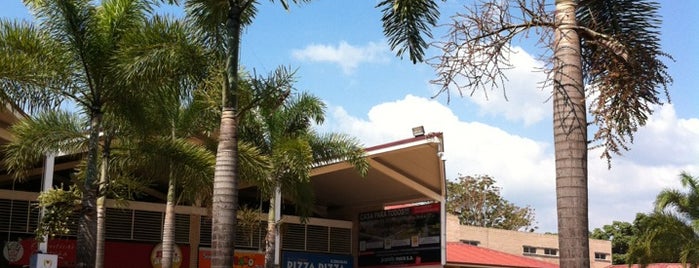 C. C. Llanogrande Plaza is one of Adele'nin Beğendiği Mekanlar.
