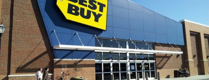 Best Buy is one of Lynnさんのお気に入りスポット.