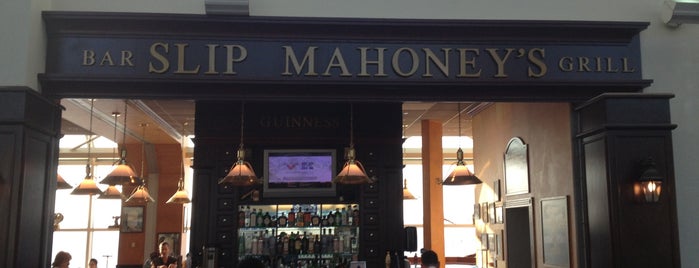 Slip Mahoney's Bar & Grill is one of Tempat yang Disukai kaMumbi.