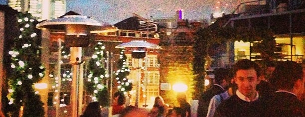 Golden Bee Rooftop is one of Bars/Pubs Al Fresco.
