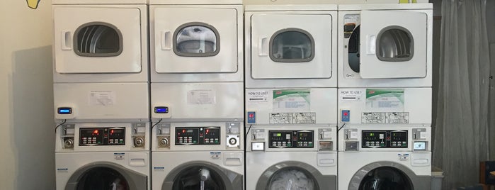 Önkiszolgáló mosoda - Self Service Laundry - Budapest, VII. Dohány utca 37 is one of Tempat yang Disukai Alexander.
