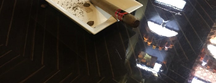 Robusto Cigar Club is one of Lieux sauvegardés par A013.