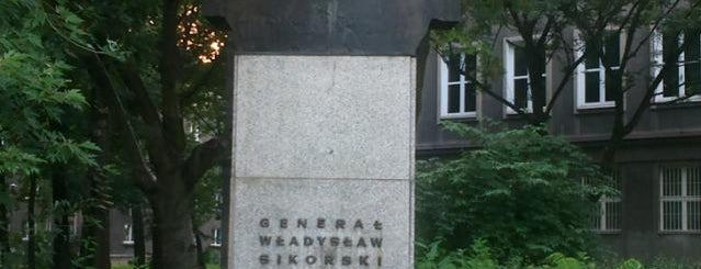 Pomnik Gen. Władysława Sikorskiego is one of Nowa Huta memorials/pomniki nowohuckie.
