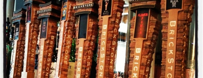 BrickStone Restaurant and Brewery is one of สถานที่ที่ T ถูกใจ.