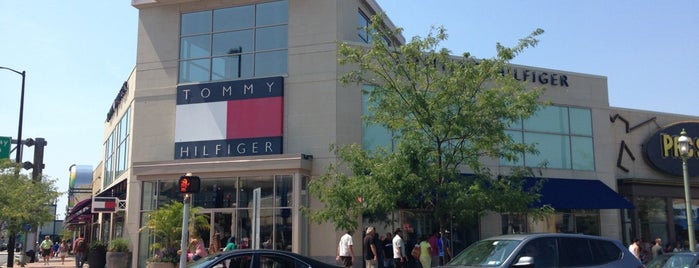 Tommy Hilfiger is one of สถานที่ที่บันทึกไว้ของ Kimmie.