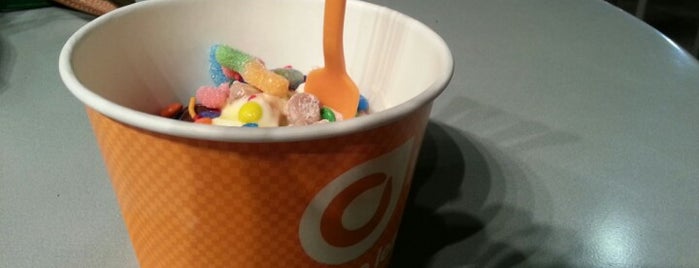 Orange Leaf Frozen Yogurt is one of Lugares favoritos de Eric.