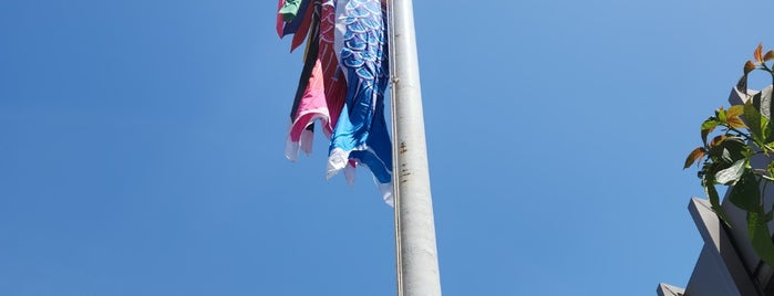 第18回オリンピック大会(1964)で、参加各国の国旗を掲揚する為に国立競技場に建てられたポール is one of 一時閉店.