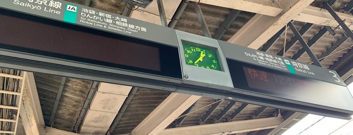 Platforms 3-4 is one of ショップ.