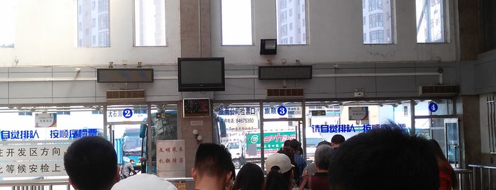 黑石礁汽车站 is one of 大连.
