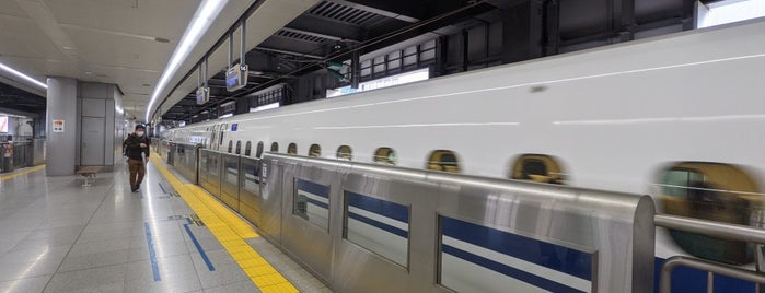 Shinkansen Shinagawa Station is one of Tempat yang Disukai Tomato.