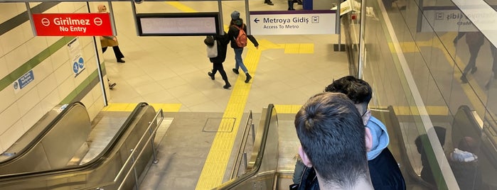 Ümraniye Metro İstasyonu is one of Burcu'nun Beğendiği Mekanlar.