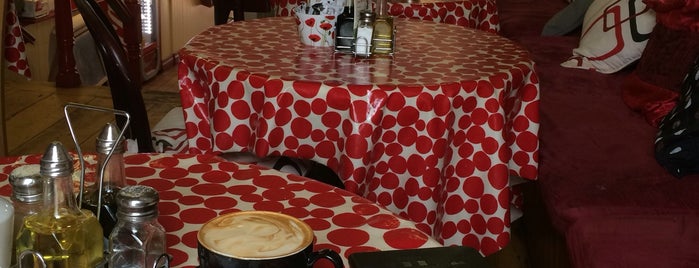 Missy Moops Cafe is one of Lugares favoritos de Jochen.