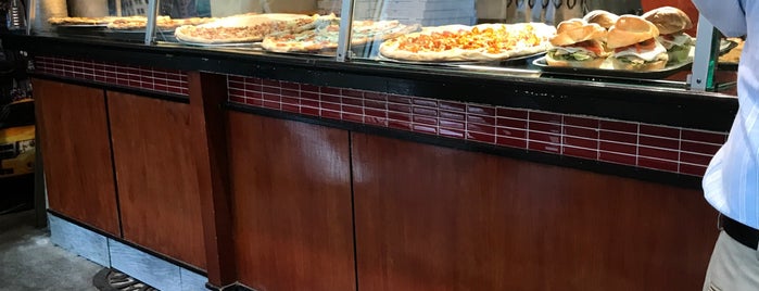 Radio City Pizza is one of Lugares favoritos de Erik.