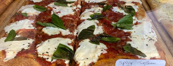 L'arte Della Pizza is one of P.'s Saved Places.