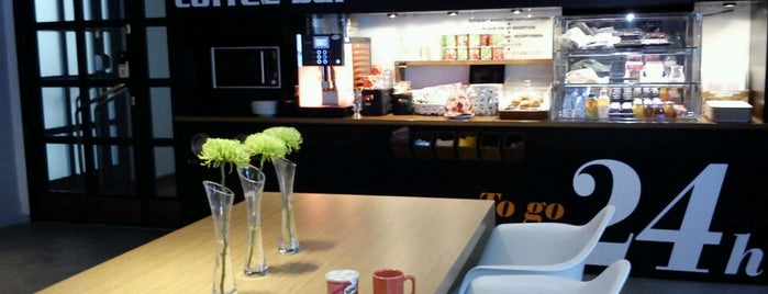 Coffee Bar is one of Cafe.