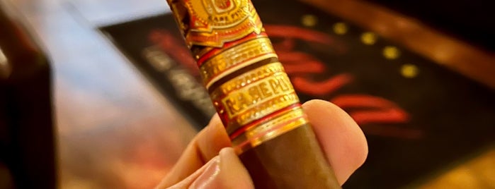 La Casa Cigars & Lounge is one of Locais curtidos por Brian.