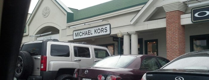 Michael Kors is one of Tempat yang Disukai LaTresa.