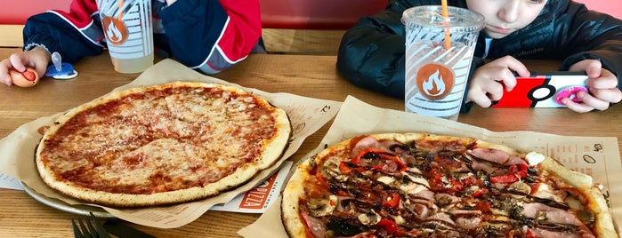 Blaze Pizza is one of Orte, die Darek gefallen.