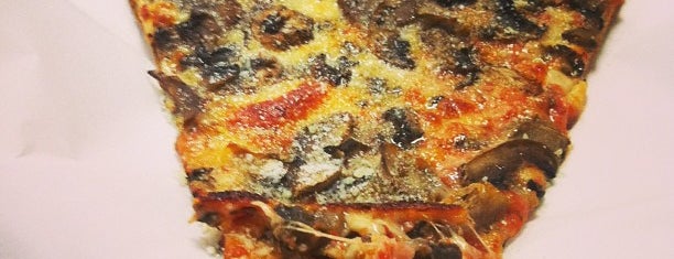 Mombos Pizza is one of Roger D 님이 좋아한 장소.