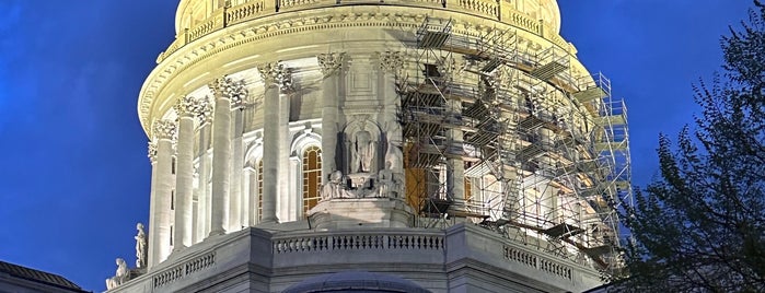 Wisconsin State Capitol is one of Tempat yang Disukai TJ.